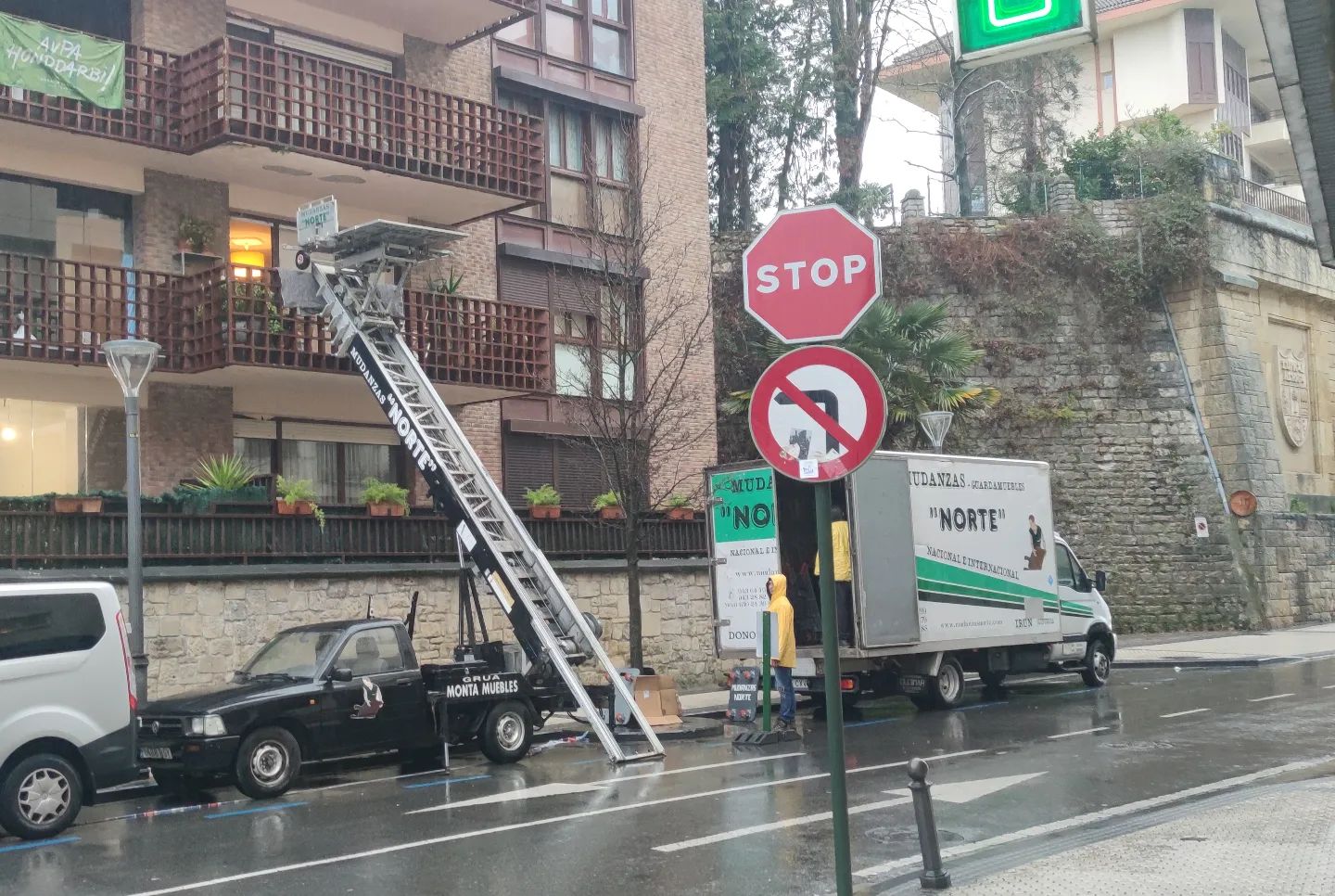 Espacio de almacenamiento para muebles durante reformas en Irún.