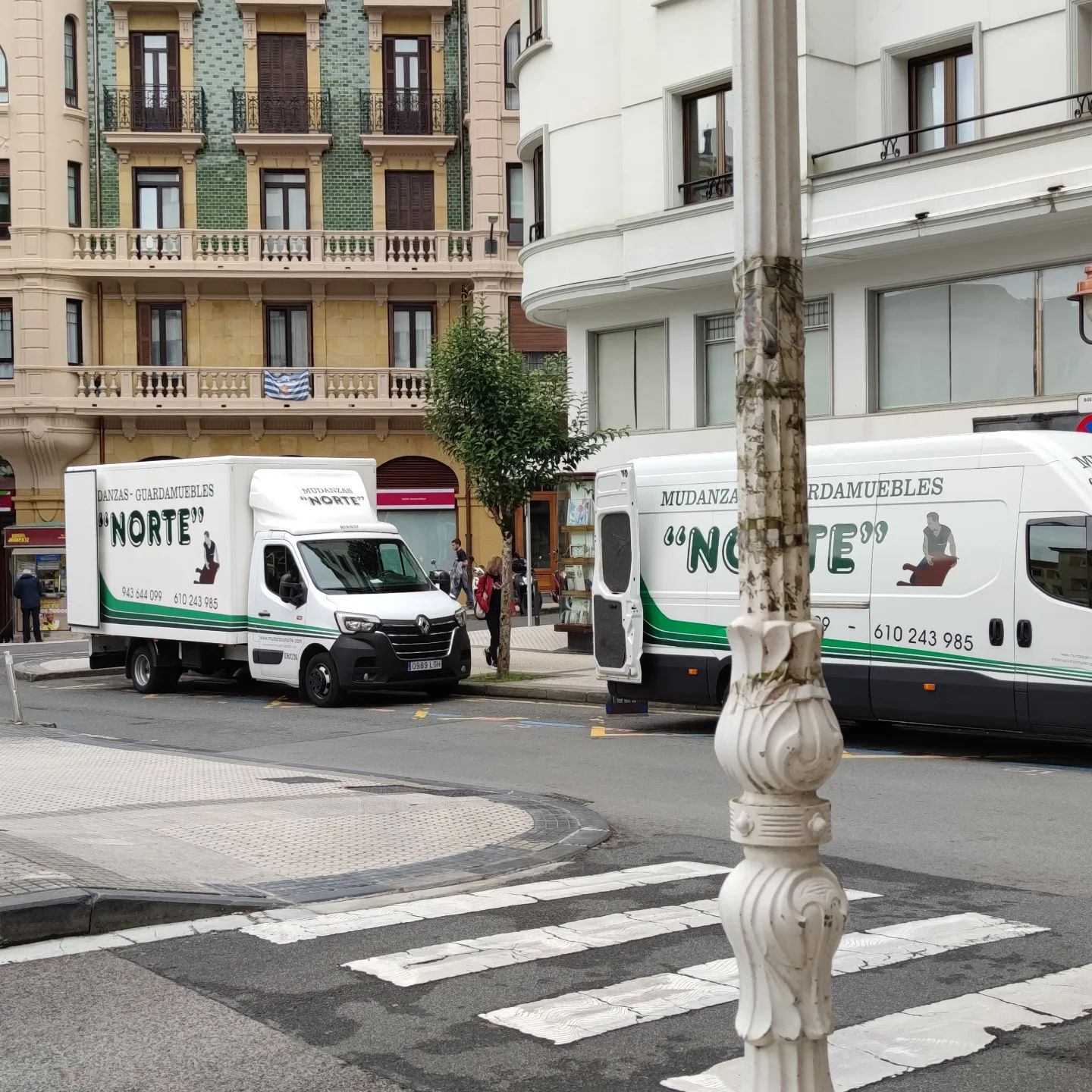 Cajas y muebles almacenados en guardamuebles durante una mudanza en San Sebastián.